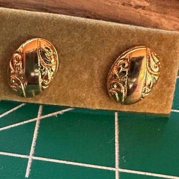 Vintage Jewelry - Vintage Ornate Gold Tone Earrings